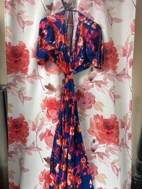 Vibrant, abstract deeply short, sleeved a line dress